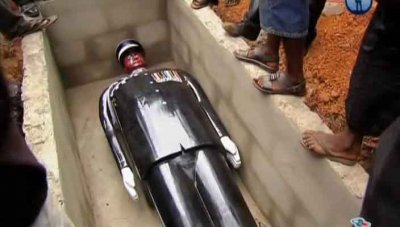 .    / Ghana. Cercueils sur l'ordre (2010) SATRip