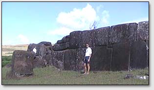     (Ahu Vinapu)    .