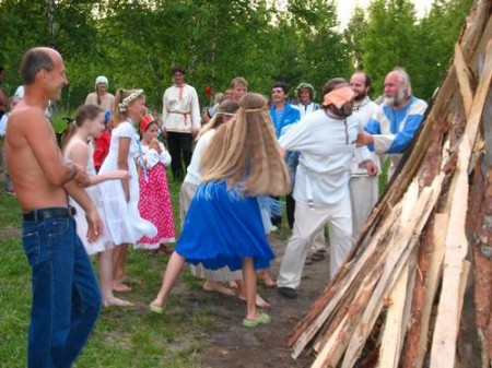 Летний палаточный лагерь в родовом поселении Родное (30 мая - 30 августа 2013 года, Владимирская обл.) Летний палаточный лагерь в родовом поселении Родное (30 мая - 30 августа 2013 года, Владимирская обл.)