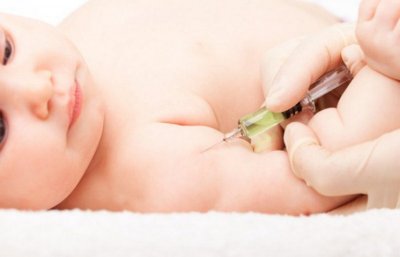 Врачи делают прививки своим детям thumbnail