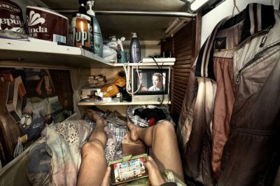 Жизнь в гробу по четыре человека - квартиры-клетки Гонконга