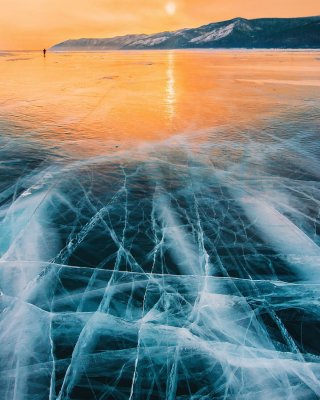 Байкал зимой - удвительные фото покрытого льдом озера
