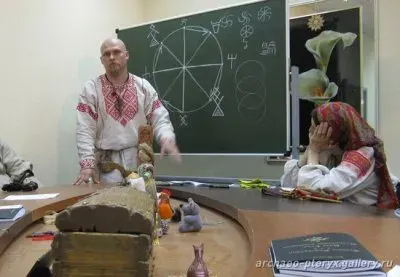 Объявляет о наборе слушателей в школу Русская традиция