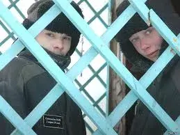 ЖИЗНЬ В ПОЛОСКУ, НЕБО В КЛЕТКУ . . .