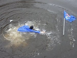 Агитатора «ПЖиВ» сбросили в реку (видео) Агитатора «ПЖиВ» сбросили в реку (видео)