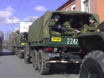 в центр Москвы стягиваются грузовики с военными и ОМОН (ФОТО) в центр Москвы стягиваются грузовики с военными и ОМОН (ФОТО)