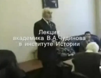 Валерий Алексеевич рассказывает и показывает найденные надписи на камнях Кольского полуострова
