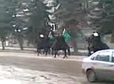 Кавказцы разъежают по центру Кисловодска с мусульманскими флагами. Кавказцы разъежают по центру Кисловодска с мусульманскими флагами.