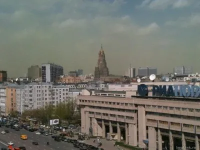 Аномально зелёные облака над Москвой.