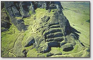 Неоконченные моаи на склоне потухшего вулкана Рано Рараку (Rano Raraku).