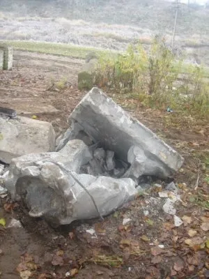 Уничтожение 12.10.2012 в г.Нелидово памятника героически павших бойцов Советской Армии