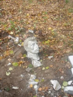 Уничтожение 12.10.2012 в г.Нелидово памятника героически павших бойцов Советской Армии