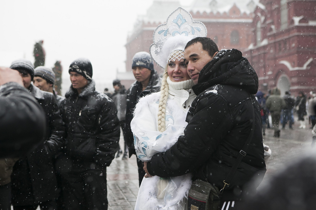 Почему таджики ненавидят русских. Москва красная площадь чурки. Красная площадь новый год мигранты. Гастарбайтеры на красной площади. Новый год на красной площади азиаты.