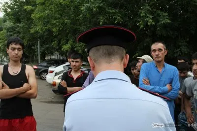Толпа мигрантов в Москве устроила конфликт и пыталась избить представителей общественного движения