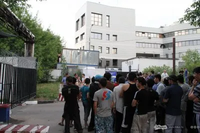 Толпа мигрантов в Москве устроила конфликт и пыталась избить представителей общественного движения