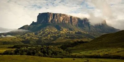 Огромная рукотворная пирамида - плато Рорайма