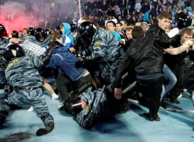 Футбольные болельщики и полицейская система