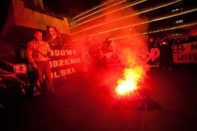 На «Польском марше» сожгли флаги Евросоюза