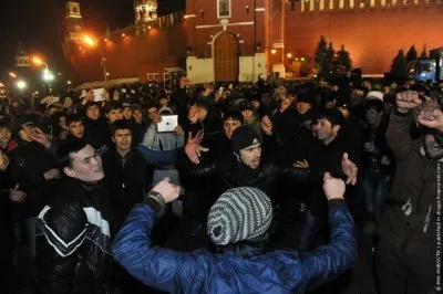 Азиатские орды шумно и весело отпраздновали Новый год у стен Московского Кремля  Обновление