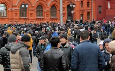 Азиатские орды шумно и весело отпраздновали Новый год у стен Московского Кремля  Обновление