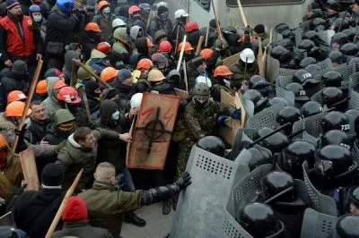 Беркутовец срывает оберег с протестующего на Украине