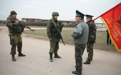 Безоружные украинские военные под советским флагом сопротивляются российским войскам