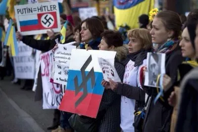 Безоружные украинские военные под советским флагом сопротивляются российским войскам