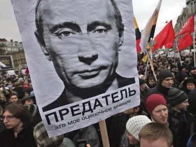 Путин последовательно помогает Порошенко