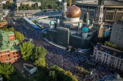 Ураза-Байрам - в Москве побит очередной рекорд молящихся на улицах города мусульман