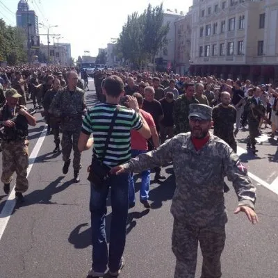 По центру Донецка провели колонну пленных украинских солдат (Фоторепортаж)