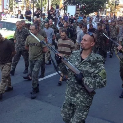 По центру Донецка провели колонну пленных украинских солдат (Фоторепортаж)