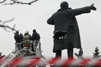 Как на Украине памятники Ленина на зло русским сносят