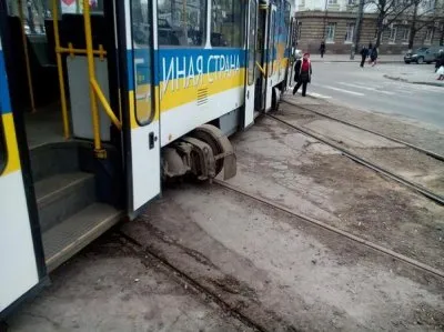 В Днепропетровске сошёл с рельс трамвай «Единая Украина»