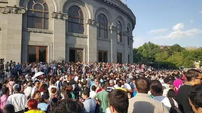 Армянский Майдан: армяне презирают Россию, и требует от неё сладкой жизни