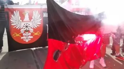 В Польше на фоне Коловрата сожгли бандеровский флаг 