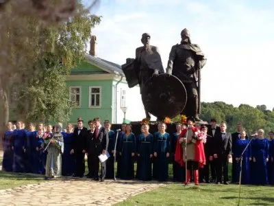 Памятник великим князьям Рюрику и Олегу открыли в Старой Ладоге