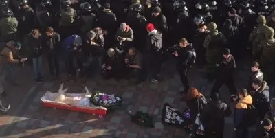 Свинья в гробу под Верховной Радой