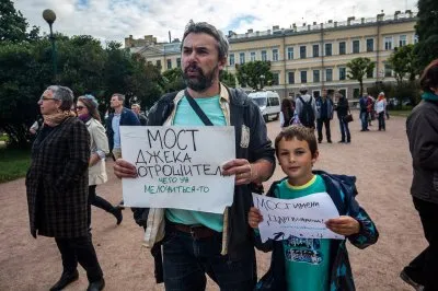 В Санкт-Петербурге прошёл митинг против планов назвать мост именем Ахмата Кадырова