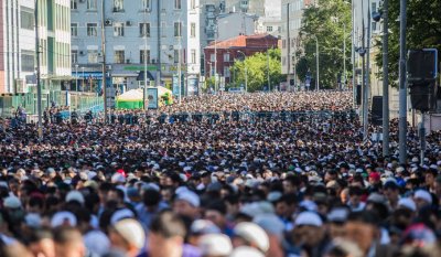 Москва евразийская: более 200 тысяч мусульман вышли на праздник Ураза-байрам