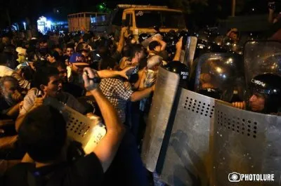 Армения майданная: массовые протесты против властей и столкновения с полицией 