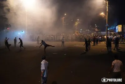 Армения майданная: массовые протесты против властей и столкновения с полицией 