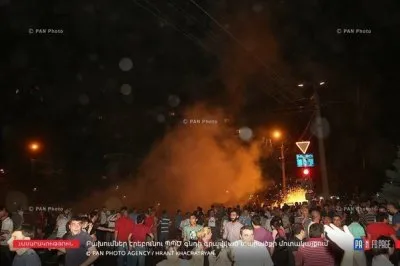 Армения майданная: массовые протесты против властей и столкновения с полицией 