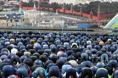 Более 200 тысяч мусульман вышло на Курбан-Байрам в Москве