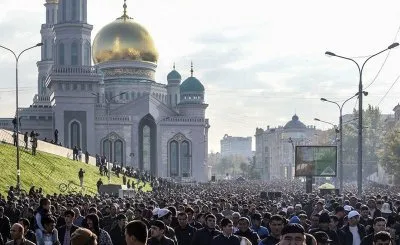Более 200 тысяч мусульман вышло на Курбан-Байрам в Москве