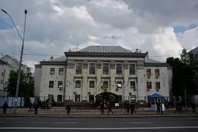 В Киеве обстреляли посольство России