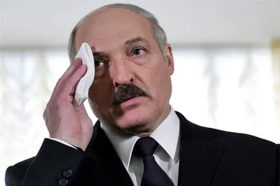 Испуганный советский дармоед Лукашенко отчаянно бегает в поисках помощи и защиты