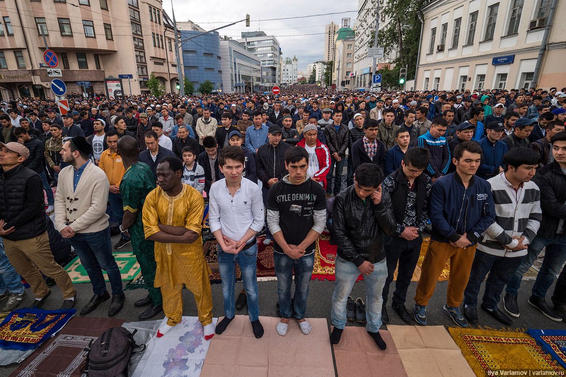 Мигранты празднуют в день траура. Ураза байрам в Москве.