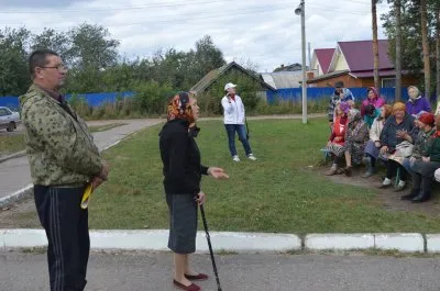Пенсионеров оштрафовали за митинг на лавочке