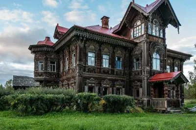 Потрясающей красоты древнерусский дом в покинутой деревне