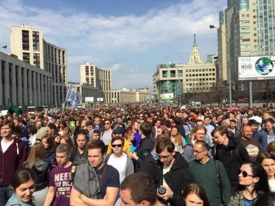 Тысячи молодых и прогрессивных людей в данный момент выступают в защиту свободы интернета